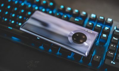 88吃瓜相关阅读：娱乐圈合约乱象深度分析，律师在办公室翻阅厚厚的合同文件，光线明亮专业